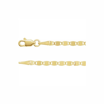 Bella in yellow gold, close-up
